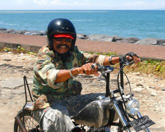 biker_beach.jpg (218337 bytes)