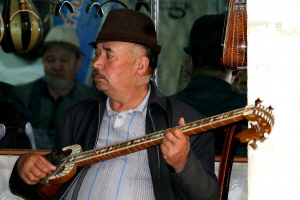 Kashgar Strings.JPG (180432 bytes)