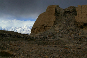 1-B - High Battlement - The Ruins of Stone Fort, Tashkorgan, an important stop along the Silk Road, 2,000 years ago..JPG (578916 bytes)