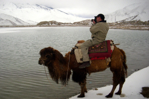 3 - Photographer seeks higher perspective, Karakol Lake..JPG (193487 bytes)